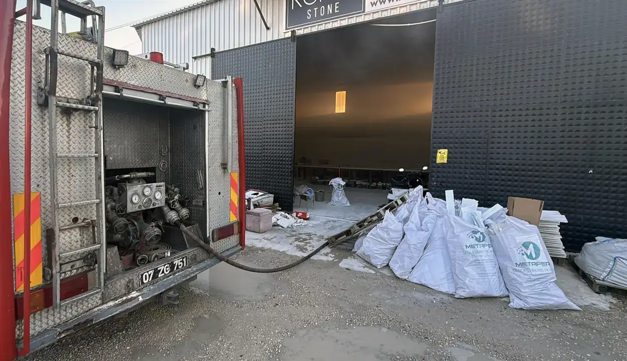 Antalya'da Maaş Krizi: Gece Bekçisi İş Yerini Ateşe Verdi 3